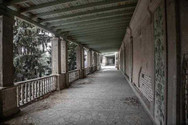 Cordor Con Paredes Asquerosas Una Antigua Mansión Abandonada Salida Balcón —  Fotos de Stock