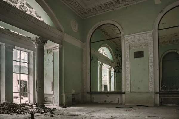 一座废弃的古老宫殿的美丽的内部 有很高天花板的大厅五彩斑斓的墙壁和天花板墙上有巨大的镜子 苏联的古代建筑 — 图库照片