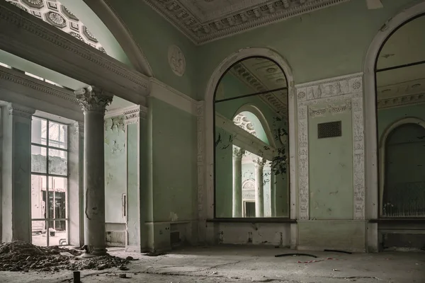 Beautiful Interior Old Abandoned Palace Hall High Ceilings Colorful Walls — Stock Photo, Image