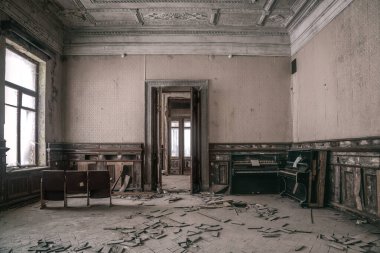 Terk edilmiş bir binada güzel eski bir oda. Pencerelerden gelen ışık. Güzel kapı. Eski püskü duvarlar. Terk edilmiş eski bir malikane.
