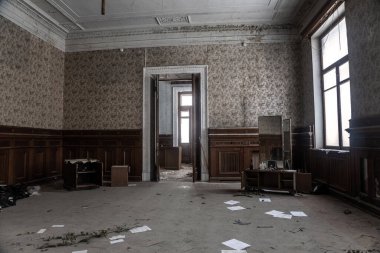 Terk edilmiş bir binada güzel eski bir oda. Pencerelerden gelen ışık. Güzel kapı. Eski püskü duvarlar. Terk edilmiş eski bir malikane.