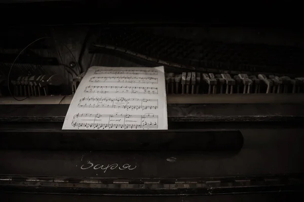 Oude Briefjes Liggen Een Verlaten Piano Verlaten Muziekinstrument — Stockfoto