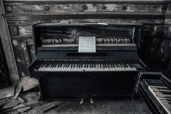 Staré Piano Opuštěné Budově Nádherný Hudební Nástroj Starý Černý Opuštěný — Stock fotografie