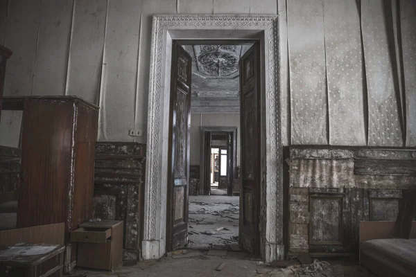 Una Hermosa Puerta Alta Una Antigua Casa Solariega Abandonada Viejas — Foto de Stock