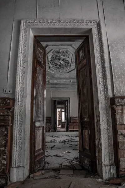 Μια Όμορφη Ψηλή Πόρτα Ένα Παλιό Εγκαταλελειμμένο Αρχοντικό Παλιές Ξύλινες — Φωτογραφία Αρχείου