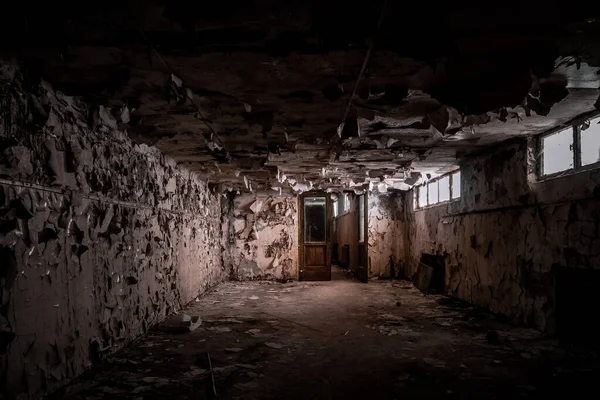 Corredor Lindo Assustador Com Paredes Esfarrapadas Edifício Abandonado Luz Janela — Fotografia de Stock