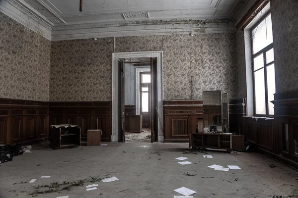 Una Hermosa Habitación Antigua Edificio Abandonado Luz Las Ventanas Hermosa Imagen de archivo