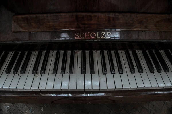 Staré Piano Opuštěné Budově Nádherný Hudební Nástroj Starý Černý Opuštěný — Stock fotografie