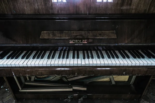 Staré Piano Opuštěné Budově Nádherný Hudební Nástroj Starý Černý Opuštěný — Stock fotografie