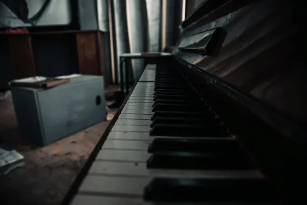 古い放棄されたピアノの鍵の美しい視点 古代の楽器だ 黒と白のキー 旧廃屋内装 — ストック写真