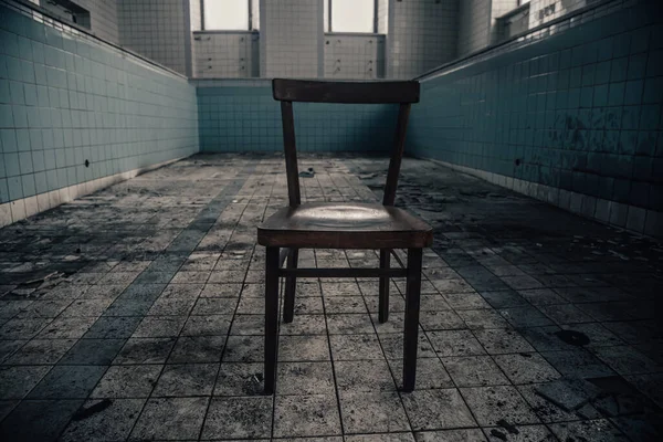 Old Wooden Chair Abandoned Pool Old Broken Furniture Abandoned Pool — ストック写真