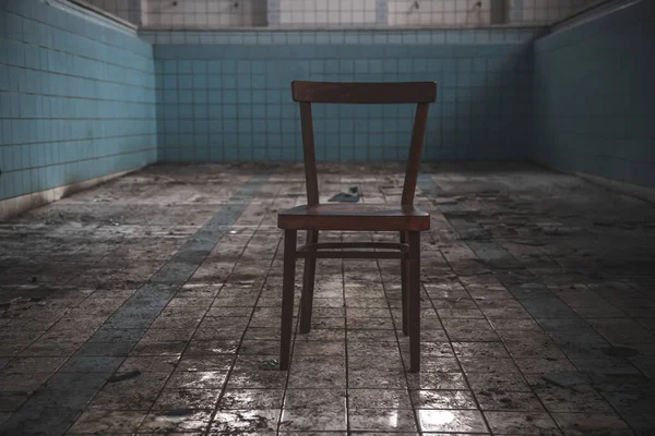 Old Wooden Chair Abandoned Pool Old Broken Furniture Abandoned Pool — 스톡 사진