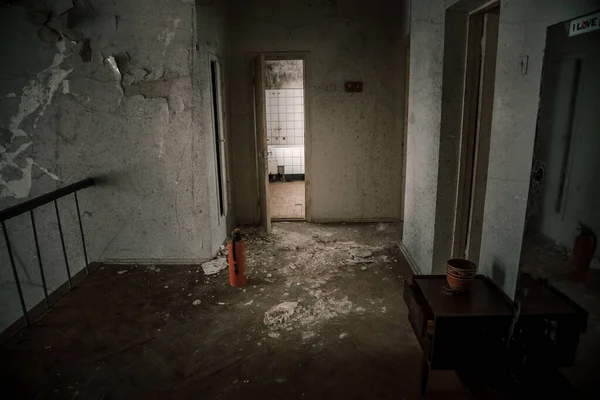 Une Vieille Chambre Avec Des Murs Minables Dans Une Maison — Photo