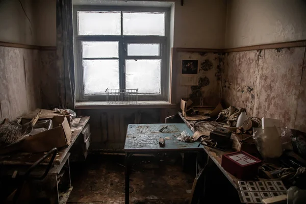 Une Chambre Sale Avec Une Fenêtre Dans Bâtiment Abandonné Glace — Photo