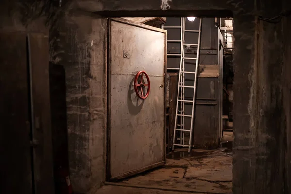 Couloir Sombre Avec Faible Éclairage Porte Hermétique Vieux Bunker Abandonné — Photo