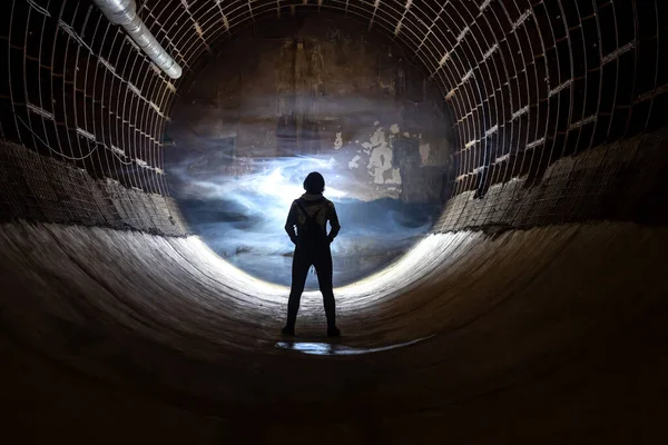 Silhouet Van Een Man Een Lange Ondergrondse Tunnel Een Bunker Rechtenvrije Stockfoto's