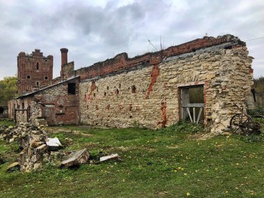 Gorbatov kasabasının banliyösünde terk edilmiş bir malikane..