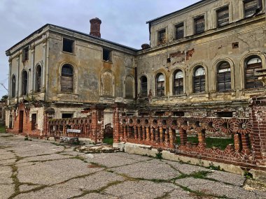 Gorbatov kasabasının banliyösünde terk edilmiş bir malikane..