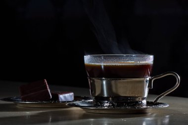 Masada çikolata olan bir fincan kahve..