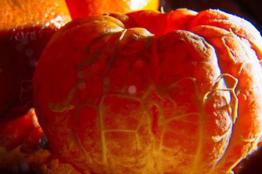 Masadaki mandalinalar (natürmort)).