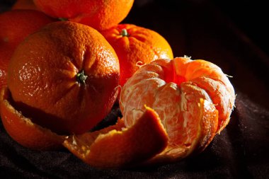 Masadaki mandalinalar (natürmort)).