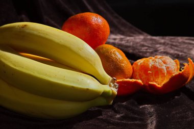 Masadaki mandalinalar (natürmort)).