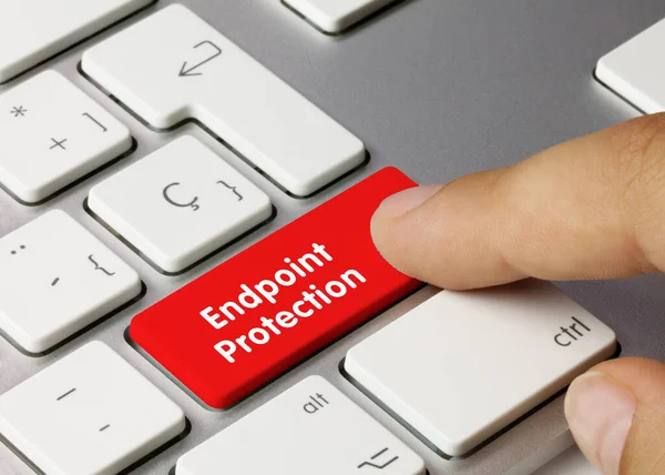 Proteção Endpoint Escrito Chave Vermelha Teclado Metálico Tecla Pressão Dedo — Fotografia de Stock