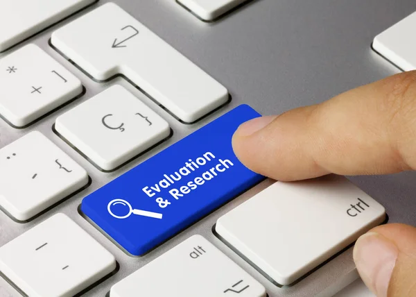 Evaluation Research Geschrieben Auf Blue Key Der Metallischen Tastatur Tastendruck — Stockfoto