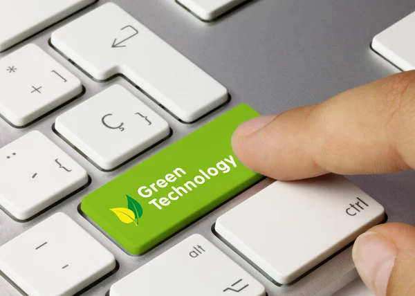 Зеленые Технологии Зеленом Ключе Металлической Клавиатуры Нажатие Пальца — стоковое фото