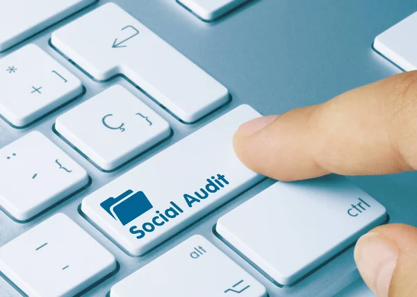 Social Audit Written Blue Key Metallic Keyboard Finger Pressing Key — Stockfoto