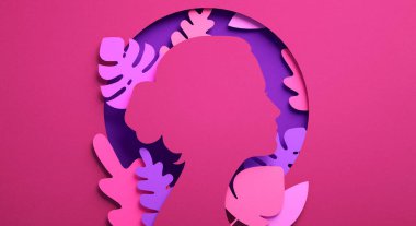 Kadın silueti ve kağıtta çiçek süsleri bulunan Uluslararası Kadınlar Günü broşürü. Üç boyutlu çizimler. Feminizm, bağımsızlık, güçlendirme ve kadın hakları posterleri