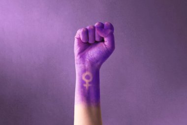Uluslararası Kadınlar Günü ve feminist hareket için mor yumruklu bir kadın. Kadın hakları için feminizm, bağımsızlık, özgürlük, güçlendirme ve aktivizm için 8 Mart