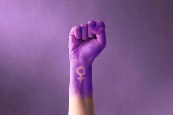Uluslararası Kadınlar Günü ve feminist hareket için mor yumruklu bir kadın. Kadın hakları için feminizm, bağımsızlık, özgürlük, güçlendirme ve aktivizm için 8 Mart