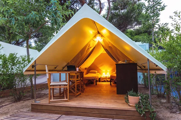 Acogedora Carpa Glamping Abierta Con Luz Interior Durante Atardecer Tienda —  Fotos de Stock