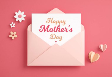 Anneler Günü kartpostalında açık bir zarf, kalpler ve çiçekler kağıt kesiği şeklinde. Aşkı üç boyutlu illüstrasyonla kutlamak için modern poster veya afiş arkaplanı düz görünüm