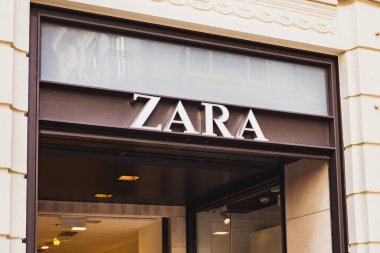 Valencia, İspanya - Nisan 2022: Valencia 'da Zara mağaza logosunun cephesi. Valencia 'daki Zara perakende giyim mağazası. Zara, Inditex grubunun en ünlü İspanyol moda markalarından biridir.