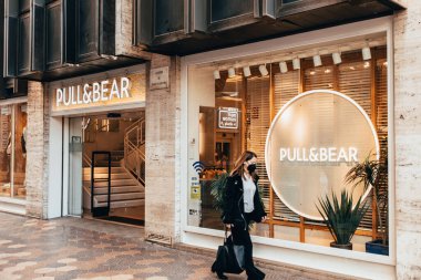 Valencia, İspanya - Nisan 2022 Valencia 'daki Çekiş ve Ayı Mağazası. Valencia 'daki Bear perakende giyim mağazasını çek. Pull & Bear, Inditex grubunun en ünlü İspanyol markalarından biridir.