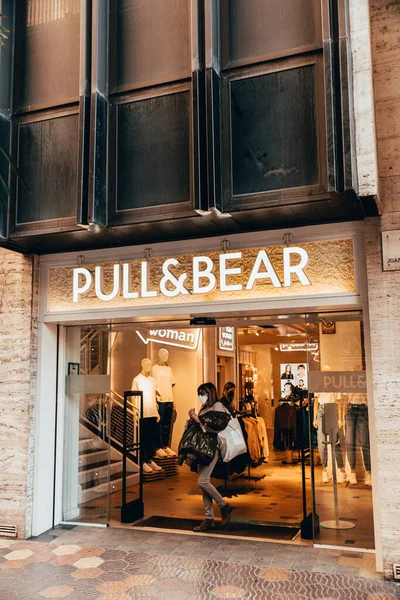Valencia, İspanya - Nisan 2022 Valencia 'daki Çekiş ve Ayı Mağazası. Valencia 'daki Bear perakende giyim mağazasını çek. Pull & Bear, Inditex 'in en ünlü İspanyol moda markalarından biridir.