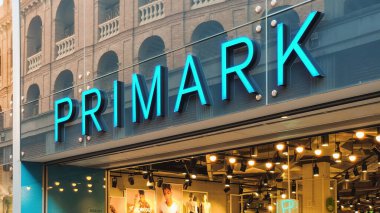Valencia, İspanya - Mayıs 2022: Valencia 'daki Primark mağazasının cephesi. Primark perakende giyim ve tamamlama mağazası Valencia 'da. Primark en ünlü İrlanda moda markalarından biridir.