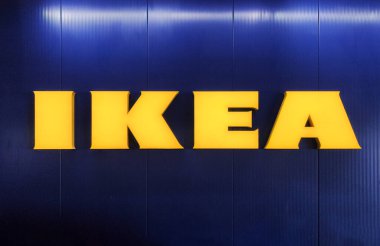 Valencia, İspanya - Haziran 2022: IKEA sarı logosu mağazanın içindeki mavi duvarda. Ikea dünyanın en büyük hazır mobilya perakendecisi. Benzersiz bir stili ve marka imajı var.
