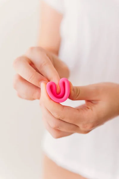 Close Woman Hands Folding Pink Menstrual Cup Instructions Use Zero — Fotografia de Stock