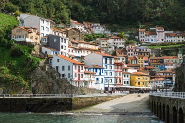 İspanya 'nın Asturias kentindeki Cantabrian Denizi kıyısındaki Cudillero balıkçı köyü.. 