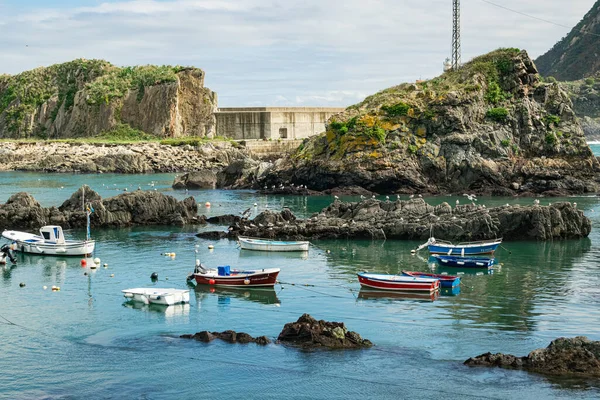 西班牙阿斯图里亚斯Cudillero小村的一个风景如画的渔港 — 图库照片