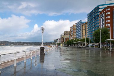 Gijon, Asturias, İspanya 'da yağmur üstüne rıhtım.