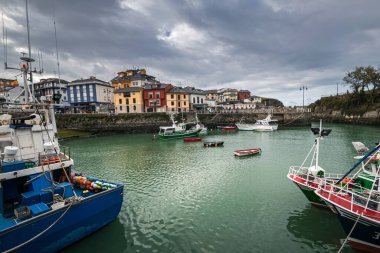 Puerto de Vega, Asturias, İspanya - 22 Ekim 2020: İspanya 'nın güzel mavi suları ve balıkçı tekneleriyle İspanya' nın Asturias kentindeki Puerto de Vega şehrinin resim limanı.