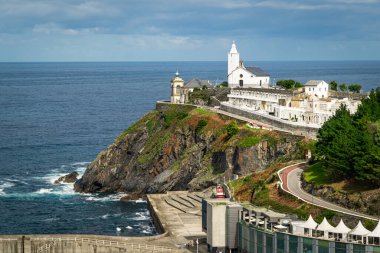 Luarca, Asturias, İspanya - 10 Ekim 2020: İspanya 'nın Asturias kentindeki Luarca kasabasında, Cementery ve Cantabrian Denizi' ne bakan bir deniz feneri bulunan resim şapeli.