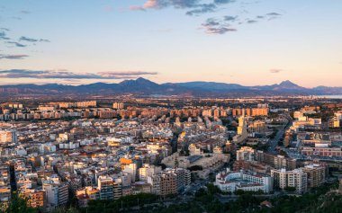 Gün batımında Alicante Santa Barbara kalesinden görüldü..