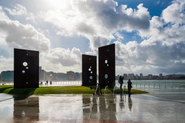Gijon, Asturias, İspanya - 15 Ekim 2020: Gijons gezinti güvertesinde Sombras de Luz heykeli. 