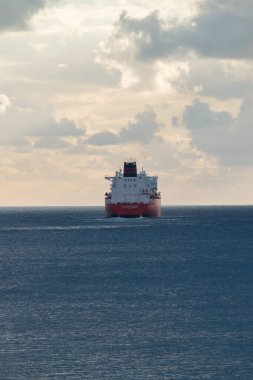 15 Ocak 2022-Murcia, İspanya: Ufukta bir feribotla Akdeniz üzerinde gün batımı.