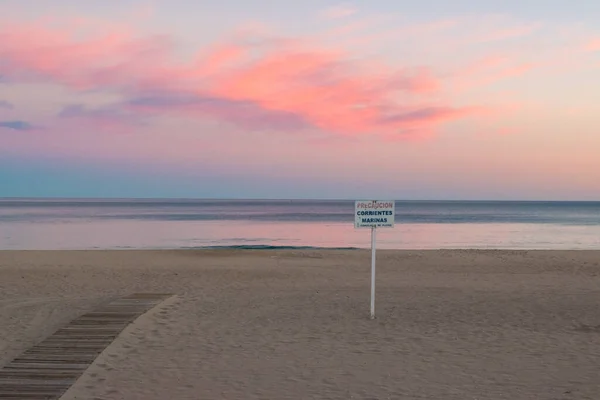 Pláž Villajoyosa Španělsko Západu Slunce Znamení Španělštině Čtení Nebezpečné Proudy Stock Fotografie